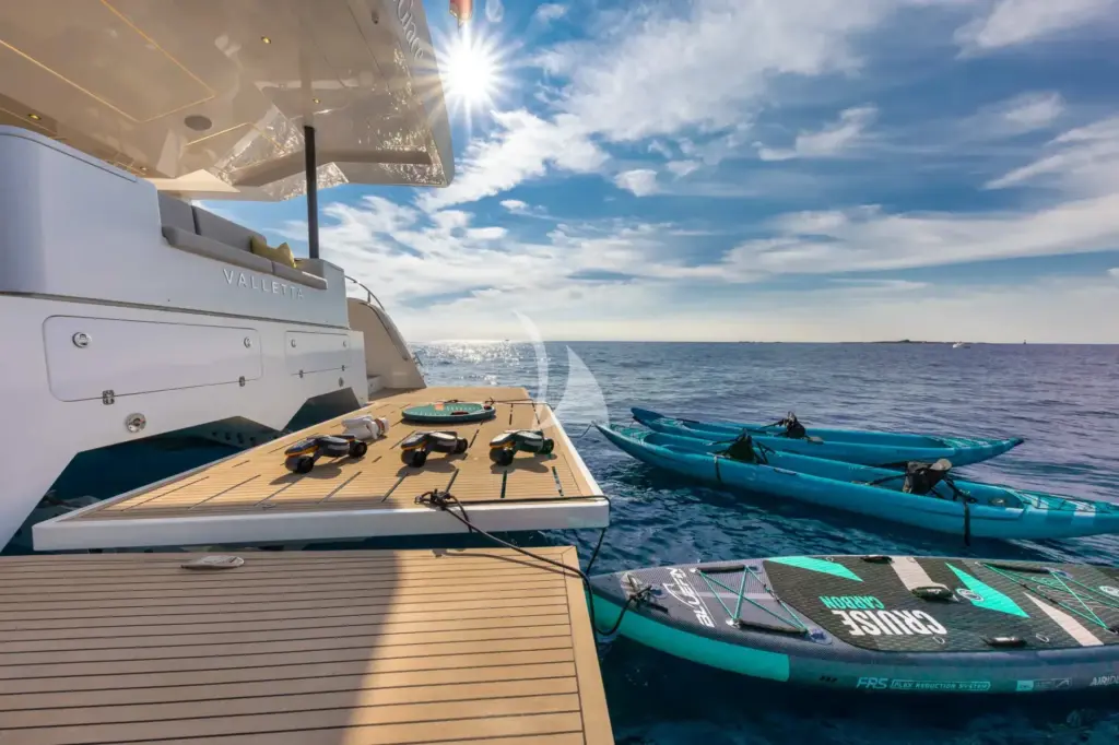 SILENT GRACE - Hydraulic swim platform and toys