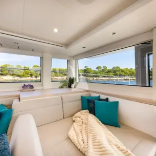 Main salon reading snug