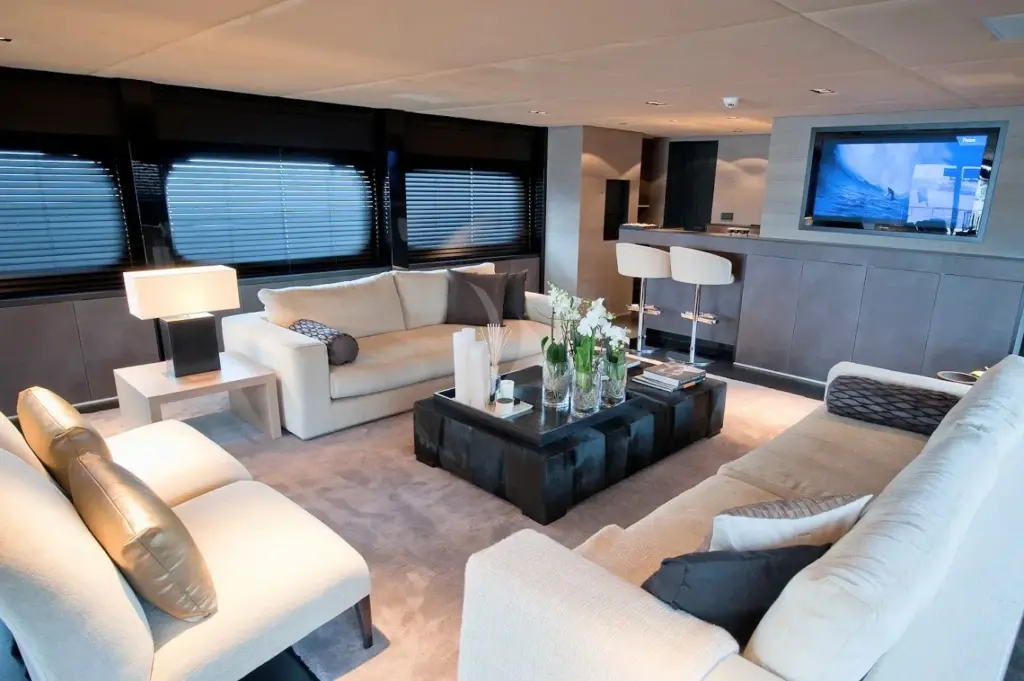 LATITUDE - Main Saloon