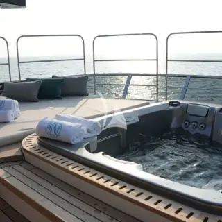 M/Y GEULUNEL Sundeck Jacuzzi