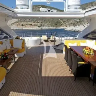 Sundeck midship with dining and seating and retractable roof
