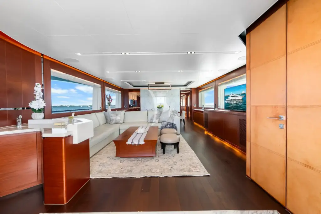 HAPPY HOUR - Main Salon