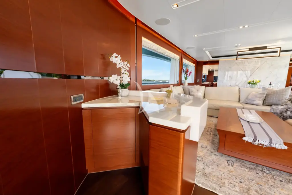 HAPPY HOUR - Main Salon Bar