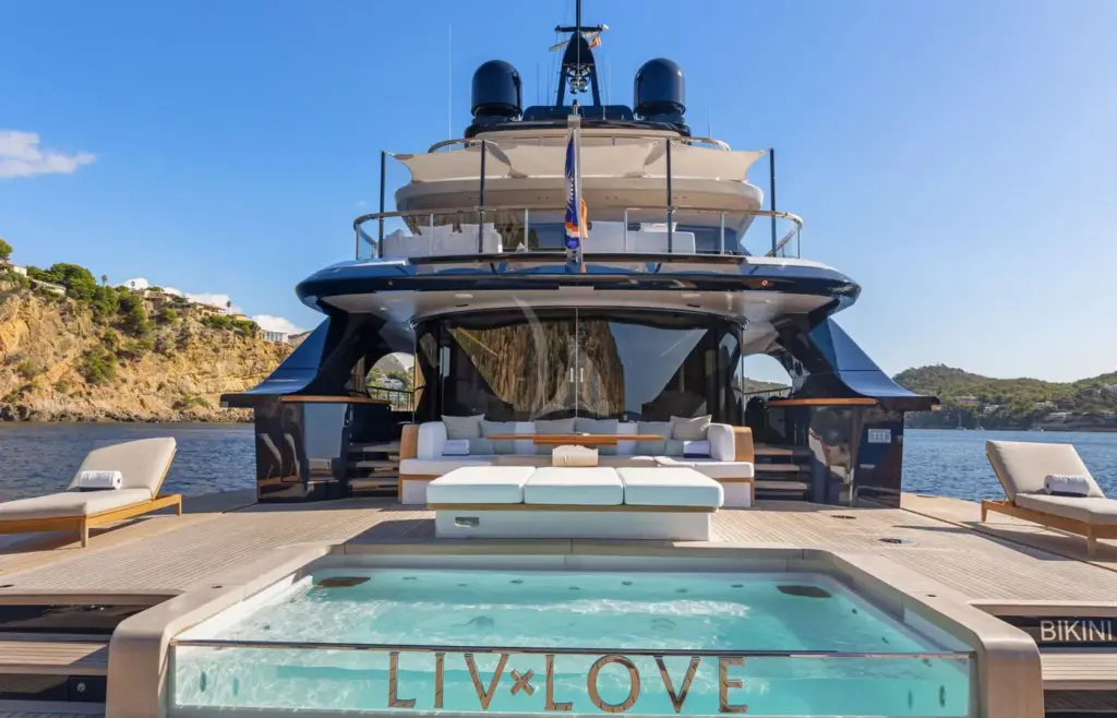 LIV LOVE (YET) - Main deck aft