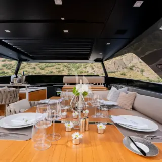 DANLOU - Flybridge Dining