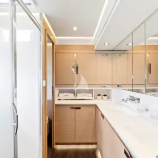 ADEONA - Master's bathroom 