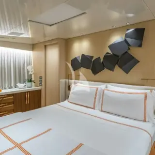 WOMBAT - Master cabin on Main deck