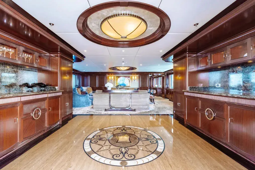 LADY BETH - Main Salon Foyer