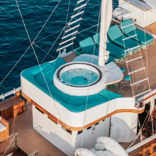 KAYRA - Flybridge Jacuzzi