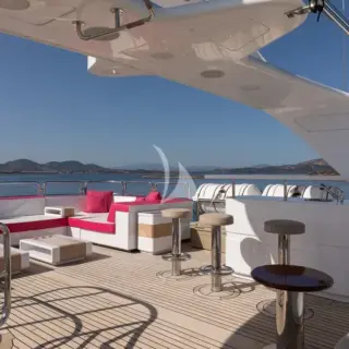 Sun deck bar and seating