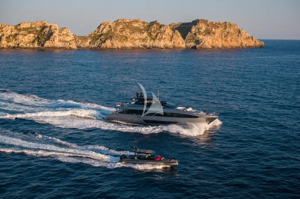 FIGURATI + Axopar running