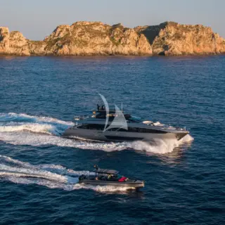 FIGURATI + Axopar running