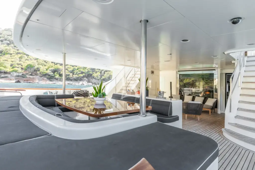 GHOST III - MAIN DECK AFT