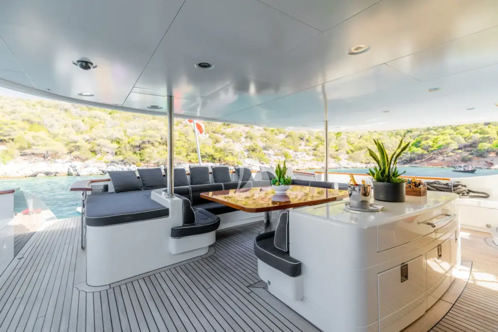 GHOST III - MAIN DECK AFT