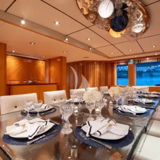 VICTORIA DEL MAR - Main Salon