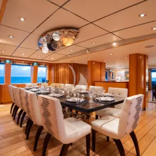 VICTORIA DEL MAR - Main Salon