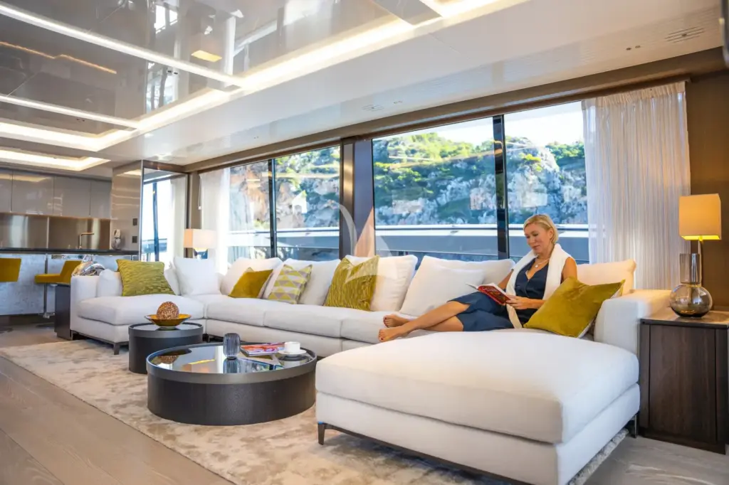 1 LORENA - Main Salon