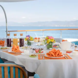 HOLIDAY - Bridge deck dining area