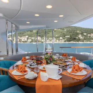 HOLIDAY - Bridge deck dining area