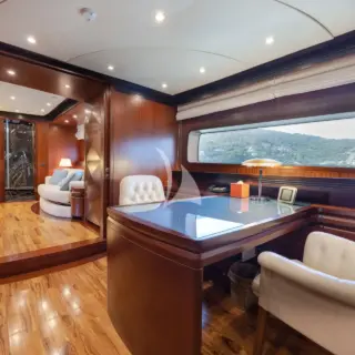 HOLIDAY - Master cabin desk