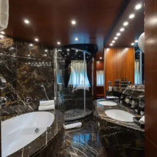 HOLIDAY - Master cabin bathroom