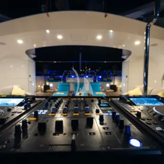 HOLIDAY - Upper deck dj setting