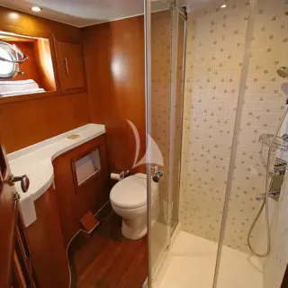 TANGO CHARLIE - Forward Master Cabin Bathroom