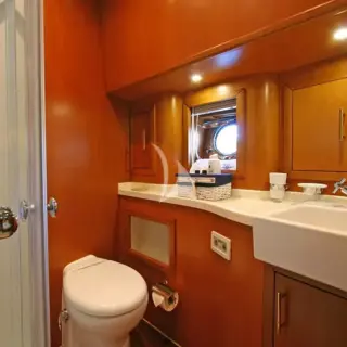 TANGO CHARLIE - Starboard Double Cabin Bathroom