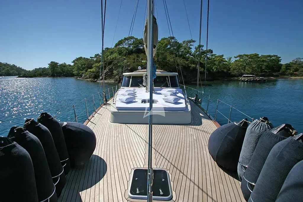 TANGO CHARLIE - Forward Sunbathing Area