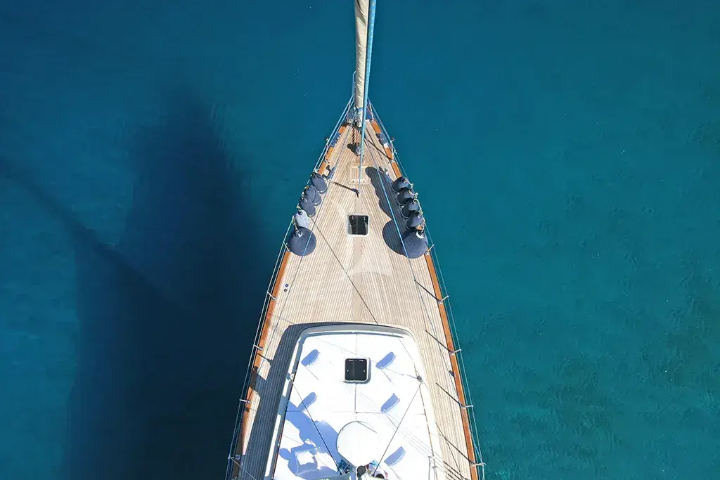 TANGO CHARLIE - Forward Sunbathing Area