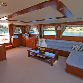 TANGO CHARLIE - Saloon