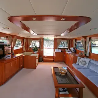 TANGO CHARLIE - Saloon