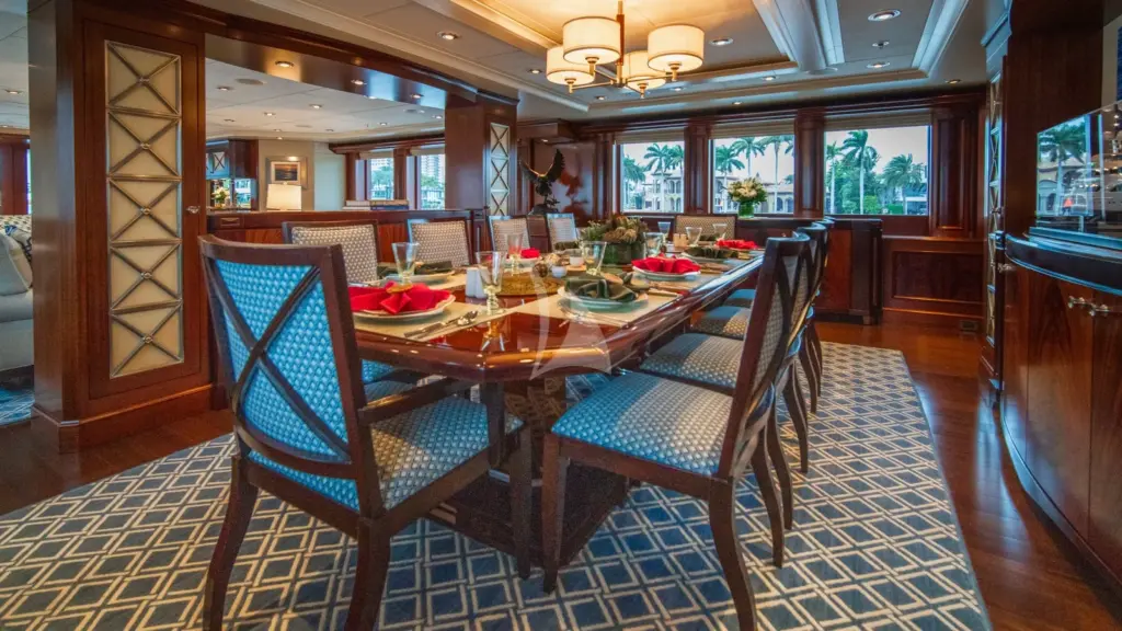 AVALON - Main salon dining