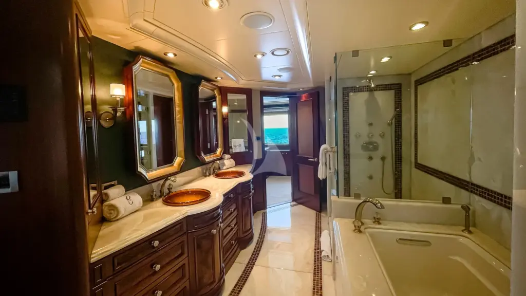 AVALON - Primary cabin en suite