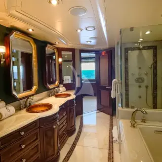 AVALON - Primary cabin en suite