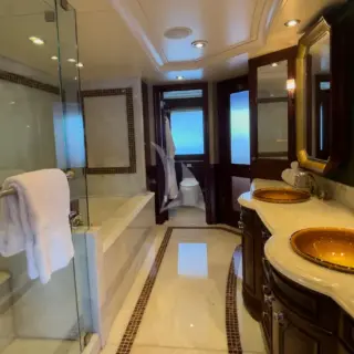 AVALON - Primary cabin en suite