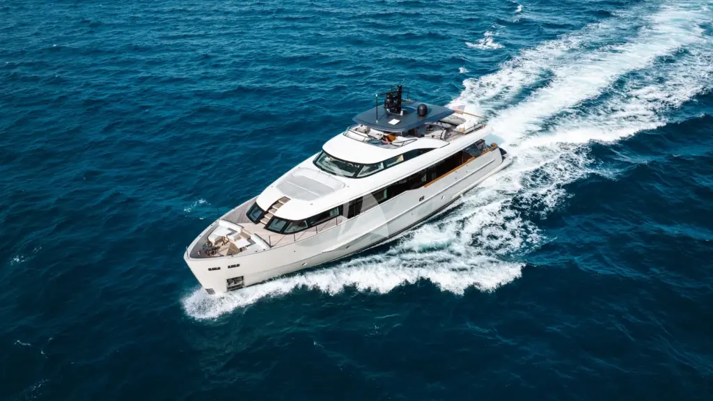 LAILA - Running Shot 