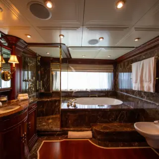  Owner's stateroom en-suite