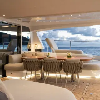 Dining table cockpit