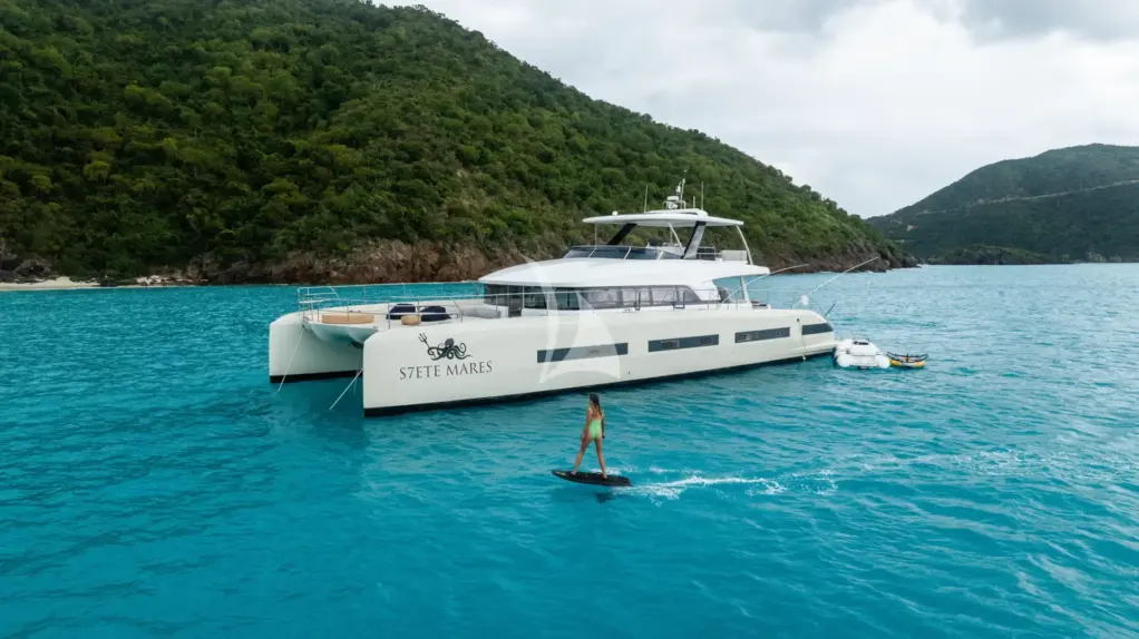 SIETE MARES - At Anchor