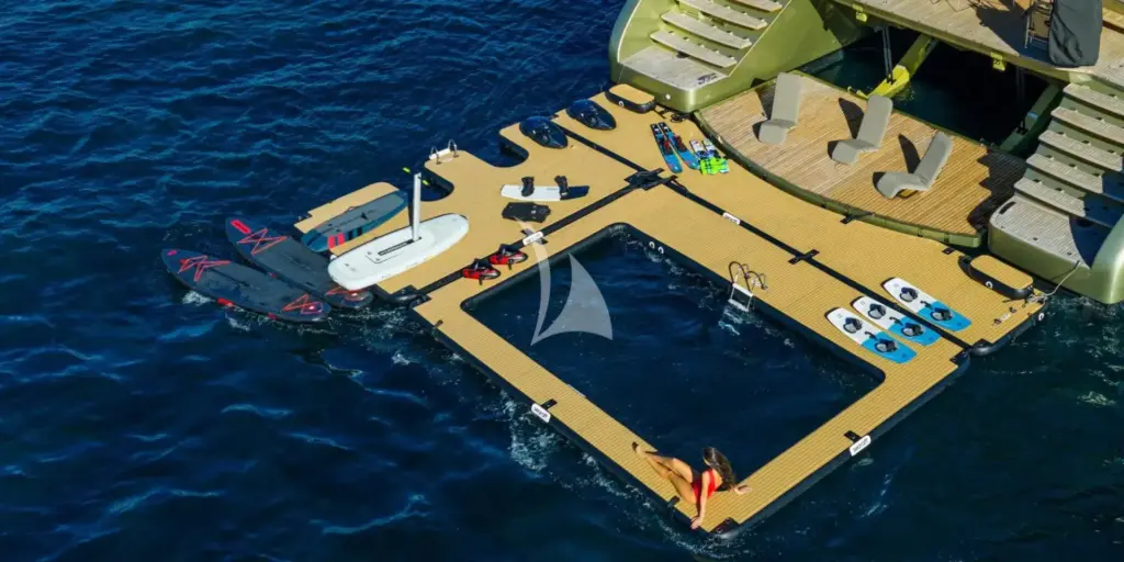 A-PLAN - At anchorage with swim platform