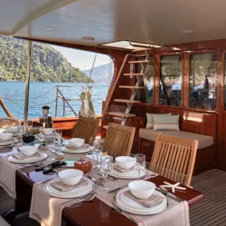 Aft Seating & Dining