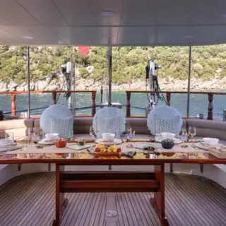 Aft Seating & Dining