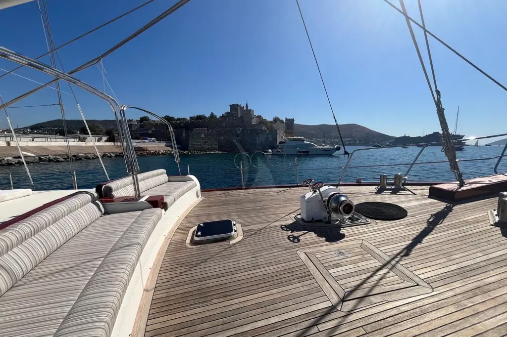 KAFTAN - Forward Lounging Area