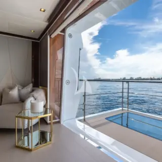 GOLDENEYE - Master Suite + Private Balcony