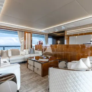 GOLDENEYE - Main Salon