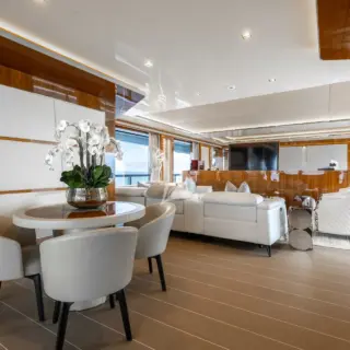 GOLDENEYE - Main Salon