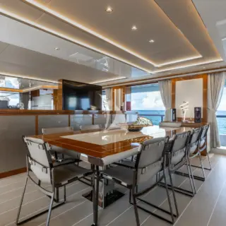 GOLDENEYE - Main Salon