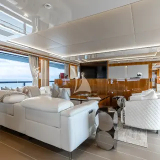 GOLDENEYE - Main Salon