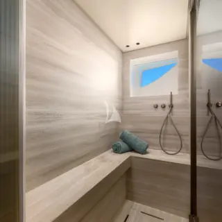 AZZURRI - master ensuite 2